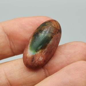 Grüner und roter Cabochon aus versteinertem Holz – einzigartiges mineralisiertes Fossil | Indonesien