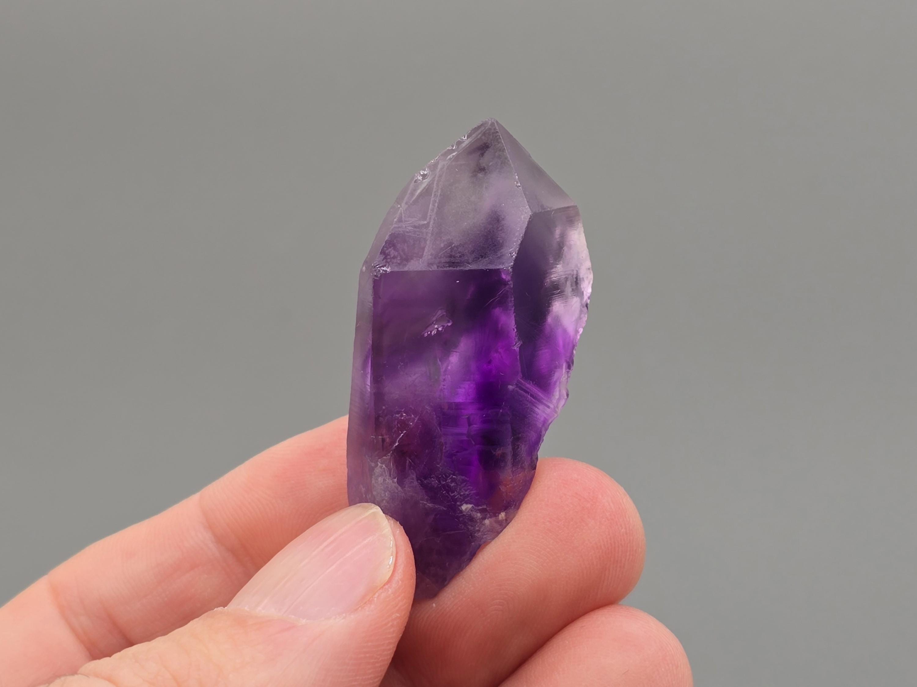 ナイジェリア産、チュチュクリフス産アメジストクォーツポイント