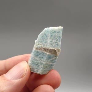 Bent Aquamarine with Natural Fracture Veins – Unique Structural Formation from Nigeria