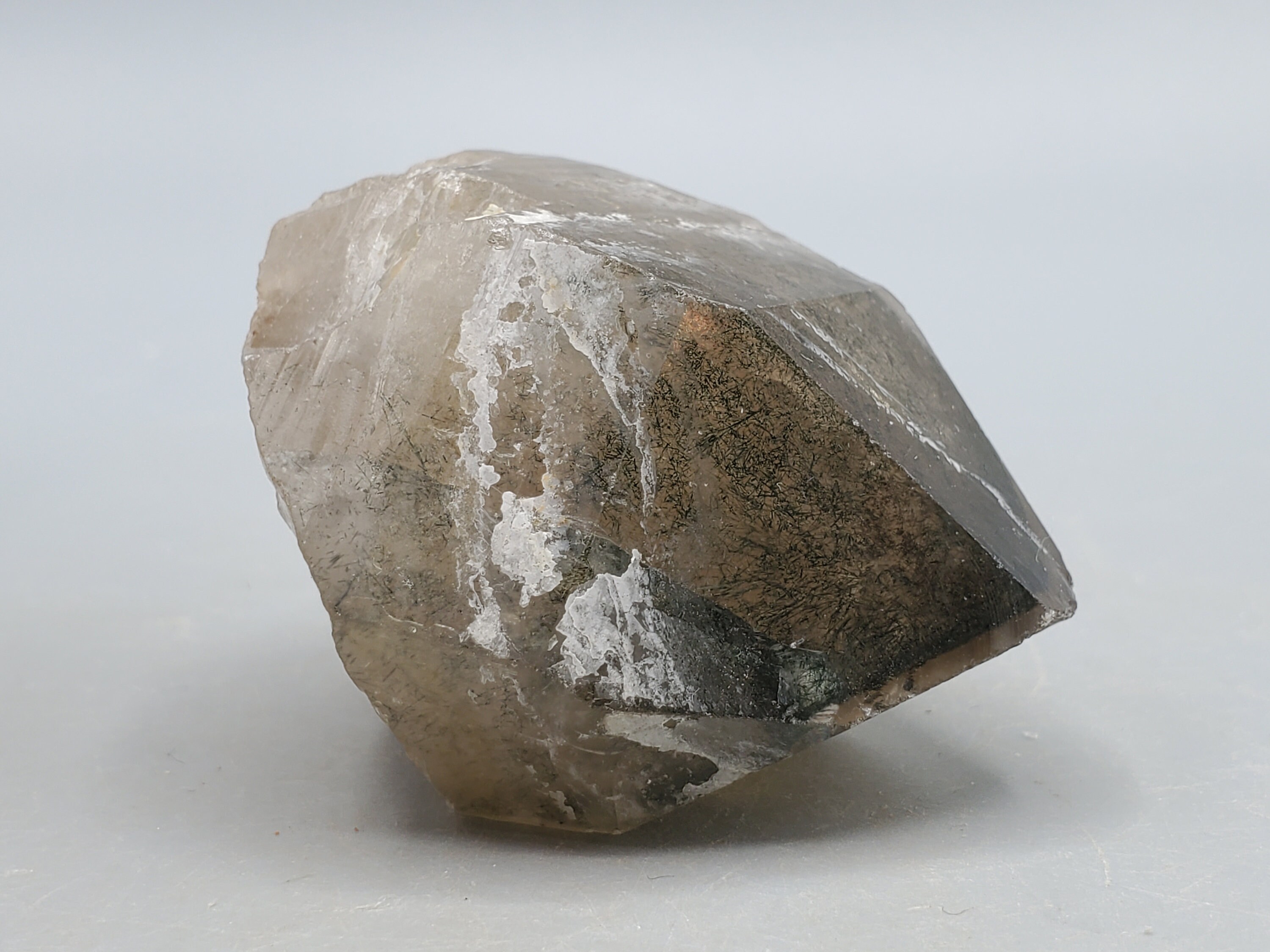 スモーキークォーツに含まれるアクチノライト針 - Etsy 日本