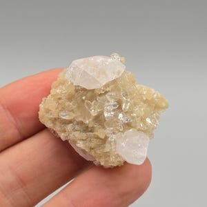 ダンビュライトの上に浮かぶイエロークォーツ上の方解石 – 蛍光オレンジ – メキシコ、チャルカス (27 g)