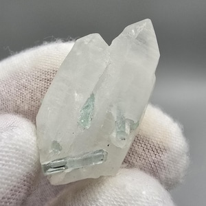 Vanadium Aquamarine Beryl Cluster on Quartz – Red Fluorescent Multi-Crystal Association – Nigeria (7.58 g)