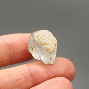 Topacio azul grabado con triángulos de registro y revestimiento de superficie natural de Nigeria