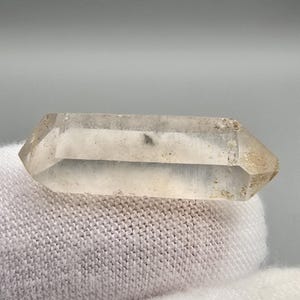 Grönländischer Quarz mit blaugrauer Einschlusswolke | Ilímaussaq-Komplex – 2 g