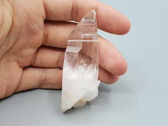 コロンビア産レムリアンクォーツ – 光学的な透明度と微細な縞模様