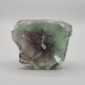 Cubo de fluorita – Núcleo con zonificación de verde a morado – Cambio fotocromático de luz solar azul – Reactivo a los rayos UV esmerilado – Mina Superior, Nigeria (201 g)