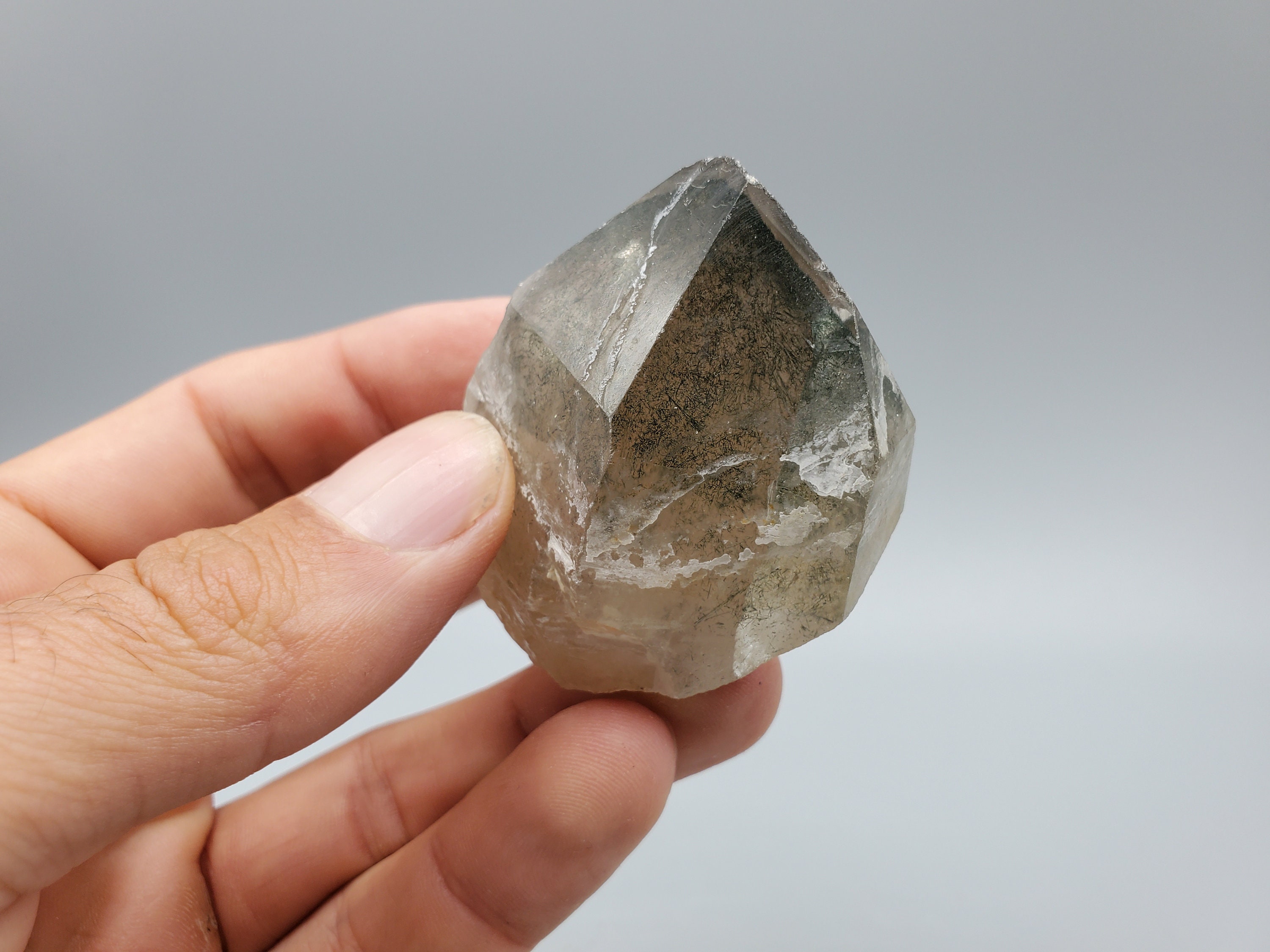 スモーキークォーツに含まれるアクチノライト針 - Etsy 日本