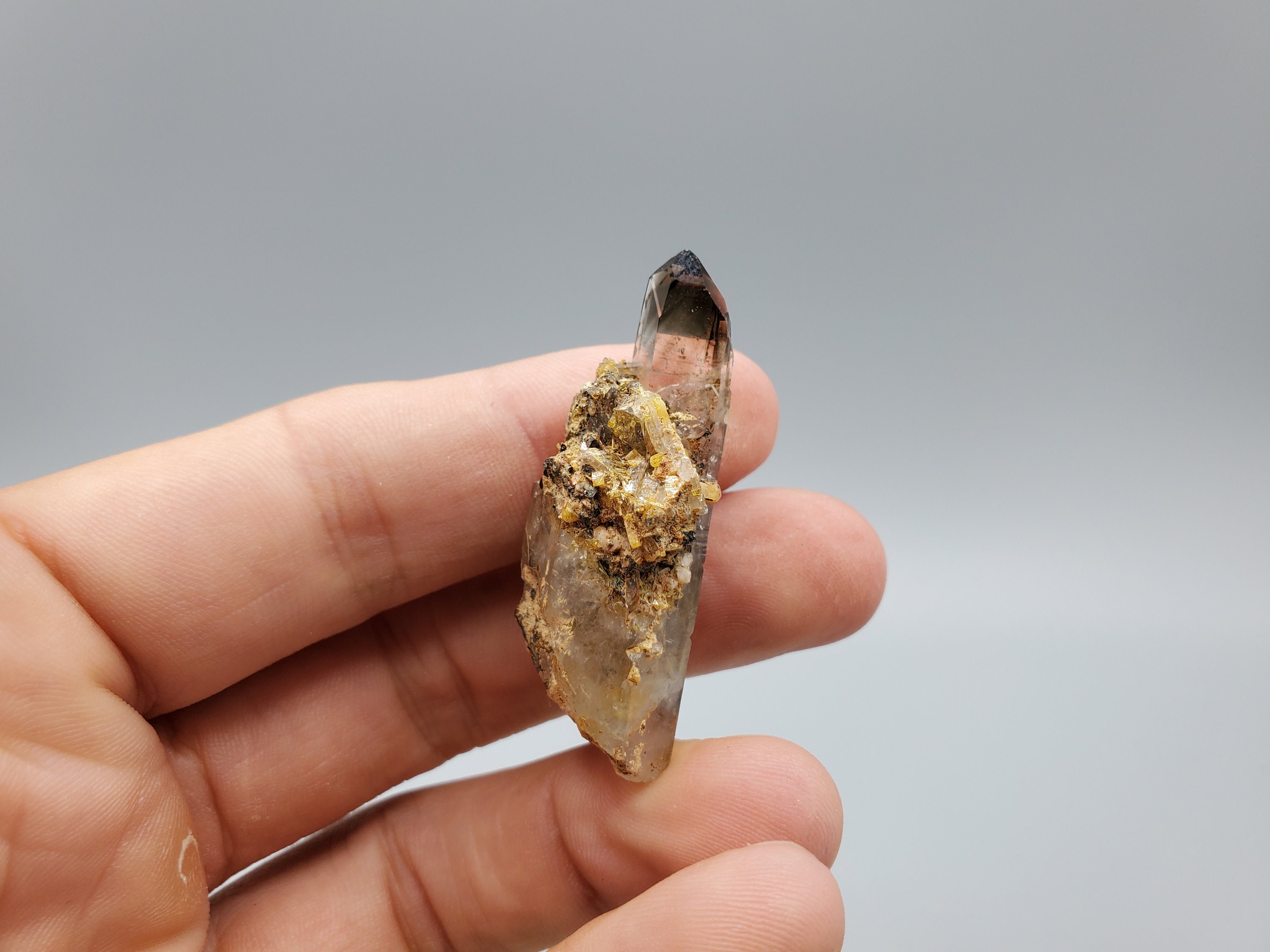 マラウイ産 放射状エジリン付きスモーキークォーツ マラウイ