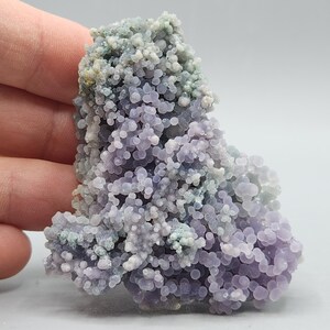 Amatista calcedonia botrioidal con fantasmas esféricos y celadonita: brillantes tonos lavanda y verde