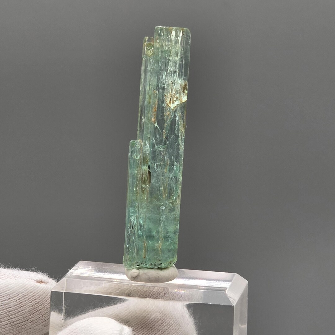 天然べリル アクワマリン13.109CT Vanadium Aquamarine Beryl With Natural Termination & Red UV