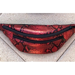 Röd ormskinnsmagväska med två dragkedjor