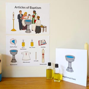 Può includere: Un grafico stampabile con illustrazioni degli articoli del battesimo, tra cui una fonte battesimale, un guscio per l'acqua, olio di catecumeni, crisma santo, una candela accesa, un abito bianco e una candela pasquale. Il grafico include anche il testo "Articoli del battesimo".