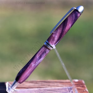 Bolígrafo violeta, púrpura, lila, unicornio místico, brillante, perla satinada, hardware de acción giratoria, tinta negra, bolígrafo retráctil
