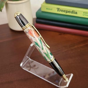Skandinavische Volkskunst inspiriert handgemalte Wildblumen Gold und Gunmetal Hardware Twist Action Kugelschreiber einzigartiger Holzstift