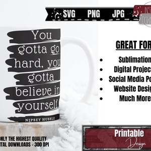 K&ouml;nnte beinhalten: Eine wei&szlig;e Kaffeetasse mit einer schwarz-wei&szlig;en Grafik, auf der "You gotta go hard, you gotta believe in yourself." steht. Das Zitat wird Nipsey Hussle zugeschrieben. Die Tasse steht auf einer wei&szlig;en Oberfl&auml;che.