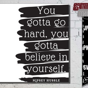 K&ouml;nnte beinhalten: Schwarz-wei&szlig; Typografie-Zitat auf wei&szlig;em Hintergrund mit schwarzen Pinselstrichen. Das Zitat lautet "You gotta go hard, you gotta believe in yourself." und wird "NIPSEY HUSSLE" zugeschrieben.