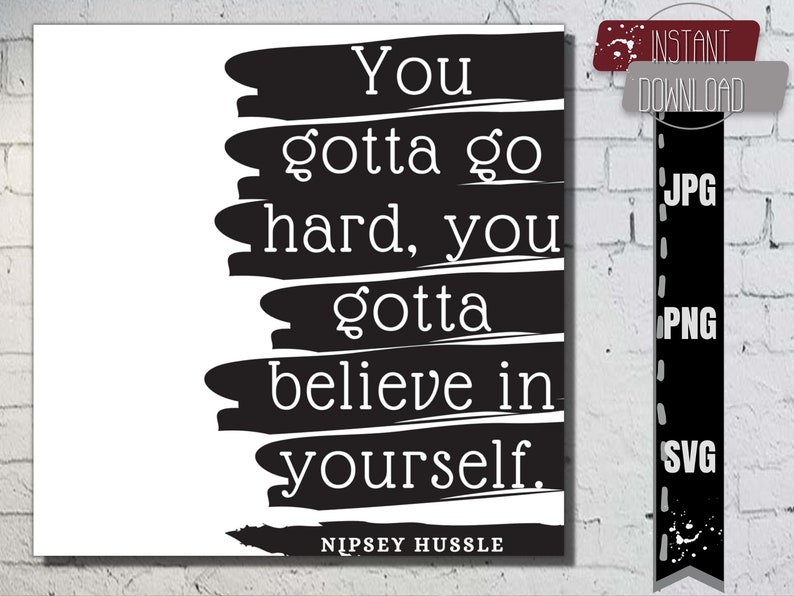 K&ouml;nnte beinhalten: Schwarz-wei&szlig; Typografie-Zitat auf wei&szlig;em Hintergrund mit schwarzen Pinselstrichen. Das Zitat lautet "You gotta go hard, you gotta believe in yourself." und wird "NIPSEY HUSSLE" zugeschrieben.