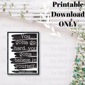 K&ouml;nnte beinhalten: Schwarz-wei&szlig;es druckbares Zitat-Poster mit dem Text "You gotta go hard, you gotta believe in yourself." Das Zitat wird Nipsey Hussle zugeschrieben.