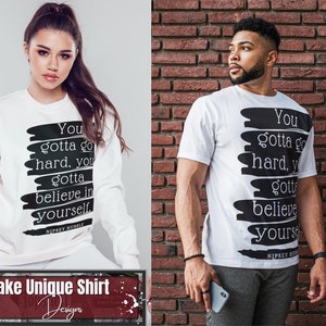K&ouml;nnte beinhalten: Zwei wei&szlig;e T-Shirts mit schwarzem Text und Pinselstrichen. Der Text auf den Shirts lautet "You gotta go hard, you gotta believe in yourself." und "NIPSEY HUSSLE".
