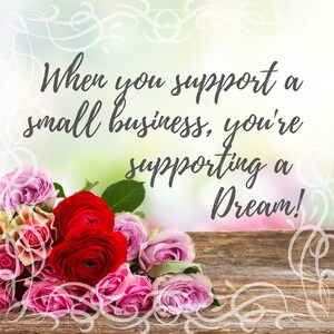 K&ouml;nnte beinhalten: Ein Strau&szlig; rosa und roter Rosen mit gr&uuml;nen Bl&auml;ttern auf einer Holzoberfl&auml;che. Der Text "When you support a small business, you're supporting a Dream!" ist in schwarzer Kursivschrift auf einem verschwommenen Hintergrund geschrieben.