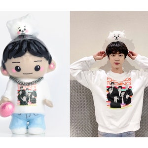 "BTS Jin ""RJ Plushie Stirnband"" Figur PTD auf der Bühne des Sofi-Stadiums."