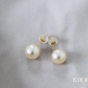 May include: A pair of gold pearl earrings with a 8-8.5mm natural cream pearl on each earring. K18 8-8.5mm Natural Cream.