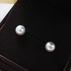 May include: Two white pearl earrings in a brown velvet jewelry box. The box has a lid with the text "Gift for You" and "パール1粒実" in Japanese.