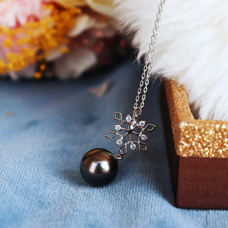 Collana lunga di perle bianche: perle d'acqua dolce coltivate da 9-9,5 mm - Italia