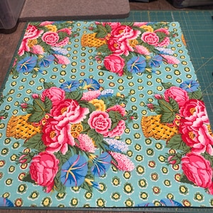 OOP Kaffe Fassett GP48 bloemenmand eendenei halve tuin