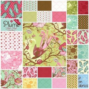 Può includere: Una collezione di quadrati di tessuto con una varietà di motivi, tra cui uccelli, piume e disegni floreali. I tessuti sono in tonalità di rosa, verde, marrone e blu. Il testo "Plume" è visibile nell'angolo in alto a sinistra.