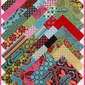 Pode incluir: Uma coleção de 25 quadrados de tecido em vários padrões e cores, incluindo vermelho, verde, azul, marrom e rosa. Os quadrados estão dispostos em um padrão diagonal. O texto "Fabric Square Shop" é visível no canto superior direito da imagem.