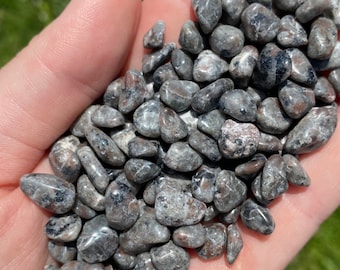 Piedras de yooperlita pulidas - 5 mm - 8 mm - 85 gramos / 3 onzas - Reactivas a los rayos UV - Cristal - Gema