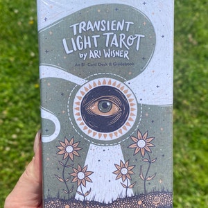 Transient Light Tarot, een kaartspel van 81 kaarten en een gids - Ari Wisner - Tarot - plasticvrij - authentiek - rechtstreeks van uitgever