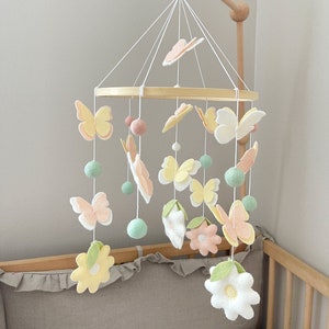Móvil de cuna con mariposas, móvil de fieltro con mariposas, móvil de guardería con mariposas, móvil de niña con mariposas, decoración de fieltro con mariposas para guardería