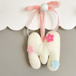 Letra de feltro com flores, Letra de tecido personalizada, Letra para decoração, Letra para decoração de quarto de bebê, Decoração com a primeira letra do nome