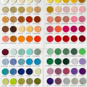 Puede incluir: Una carta de colores de muestras de fieltro de mezcla de lana, cada una un peque&ntilde;o c&iacute;rculo con un n&uacute;mero y el nombre del color. La carta incluye una amplia gama de colores, desde el blanco y el beige hasta los rosas, azules, verdes y morados. El texto "Wool Blend Felt Colour Swatches" est&aacute; en la parte superior.