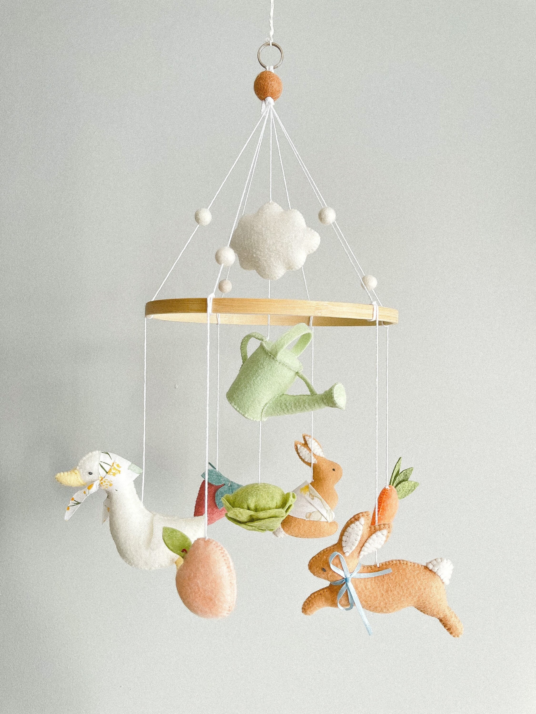 Mobiel tuinkonijn wieg, mobiel tuin konijn kinderkamer, mobiel tuin konijn vilt, mobiel met konijn in de tuin, mobiel wiegje neutraal geslacht