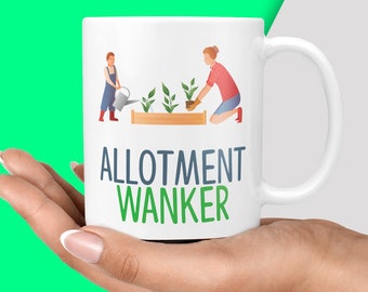 Op de afbeelding: Witte keramische mok met een groene, blauwe en rode illustratie van twee mensen die tuinieren. De tekst "ALLOTMENT WANKER" is in groen en blauw op de mok gedrukt.