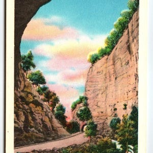 Carte postale tunnel naturel dans le sud-ouest de la Virginie, lin vintage Mountains Roadway