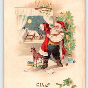 Weihnachtsmann-Weihnachtspostkarte, die seinen roten Mantel anzieht, Mondbaum, geprägt 1910