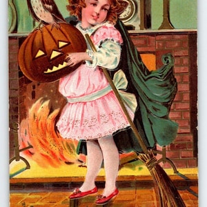 Halloween Postkarte Hexe Mädchen Am Kamin Fledermaus Eule JOL Besen Fire Sanders 1908