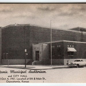 Carte postale d'Osawatomie, Kansas, Auditorium municipal et hôtel de ville Street View, voitures anciennes