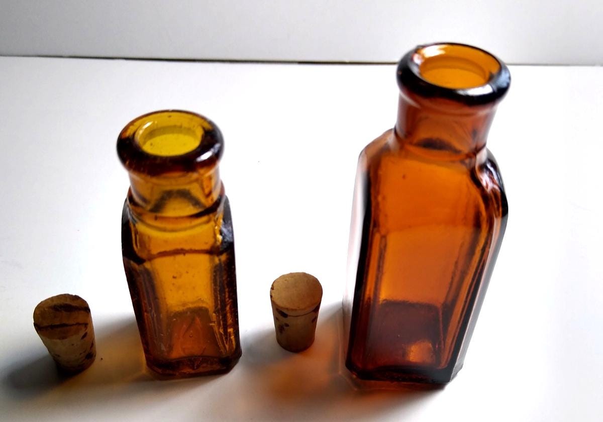 Lot De 3 Flacons à Poison Vintage – Verre Ambré, étiquettes Tête De Mort – Très Rare