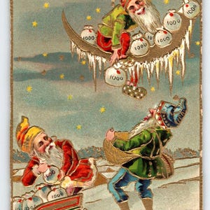 Carte postale du nouvel an des années 1900, lutin, nain, assis sur un croissant de lune, sacs d'argent, traîneau