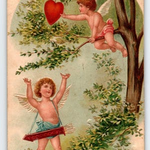 Carte postale de la Saint-Valentin de 1910 – Amours cueillant des cœurs dans un arbre – Salutations affectueuses