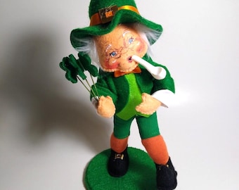 ANNALEE St Patrick's Day Irish Leprechaun Holds Shamrocks Smokes Pipe Vintage