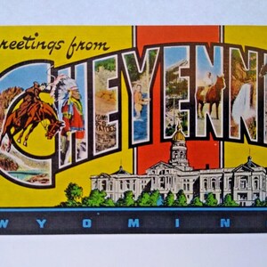 Salutations bonjour de Cheyenne Wyoming carte postale grande lettre inutilisée cheval cow-boys cadeau unique