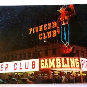 Carte postale Pioneer Club Casino Las Vegas Nevada Cowboy Vic Enseigne au néon Voitures anciennes Slot Cadeau unique