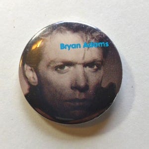 Bryan Adams Pin Badge Vintage Button Pinback Pop Rock Musik SMALL Cut Up 1.25" Einzigartiges Geschenk