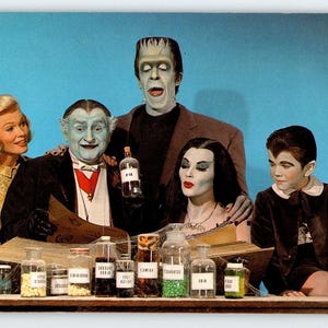 The Munsters Full Cast Postkarte Chrom Continental Halloween Horror TV Komödie Einzigartiges Geschenk